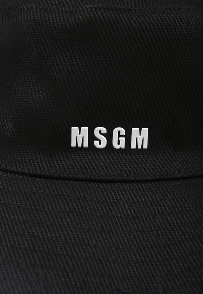 Berretto nero con una superficie testurizzata, caratterizzato da un logo bianco "MSGM" sul fronte. Il design è semplice e privo di ulteriori adornamenti.