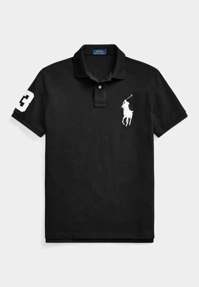 Polo noir à manches courtes avec logo joueur de polo blanc sur la poitrine et numéro 3 blanc sur la manche gauche.