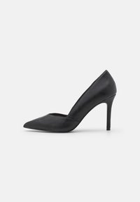 Černé kožené lodičky na vysokém podpatku s špičatou špičkou a hladkým, jemným povrchem. Disponují štíhlým stiletto podpatkem a minimalistickým designem.