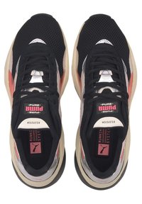 Svarta mesh-sneakers med en beige sula, reflektiva silverdetaljer, rosa logotyp på tungan och en unik löparsystemdesign.