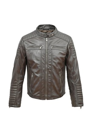 Braune Leder-Motorradjacke mit hohem Kragen, Reißverschluss vorne, zwei Brusttaschen und Rippendetails an Schultern und Ärmeln.