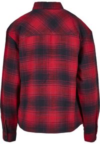 Chemise à carreaux rouge et noire à manches longues avec poignets boutonnés, vue de dos.