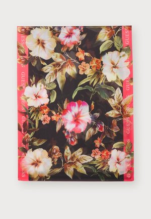 Écharpe noire avec de grandes fleurs d'hibiscus roses et blanches, des feuilles vertes, de petites fleurs orange, et une bordure rouge avec le texte "GUESS".