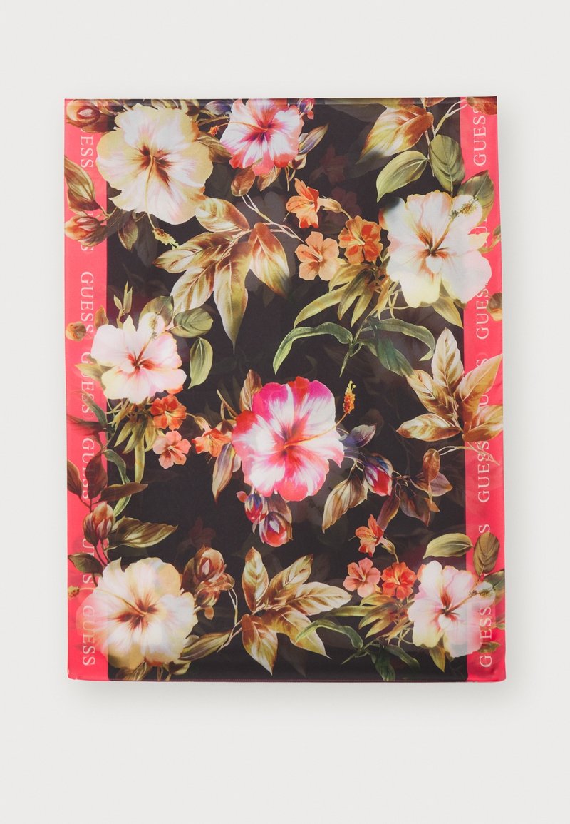 Zwarte sjaal met grote roze en witte hibiscus bloemen, groene bladeren, kleinere oranje bloemen en een rode rand met de tekst "GUESS".