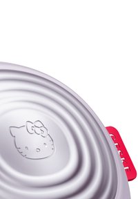 Hello Kitty-tematisk silikonbakmatta i ljuslila, med fåror och en präglad karaktärslogga, med ett röd accenthandtag märkt "Ceské."