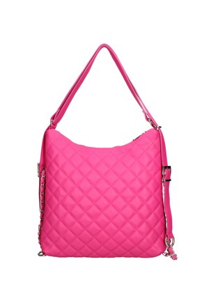 Sac à bandoulière matelassé rose avec sangle ajustable et détails en chaîne argentée sur fond blanc