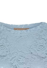 Lyseblå blondebluse med rund halsudskæring og indviklede blomstermønstre, der fremviser et fint, tekstureret design. Mærke synligt indvendigt.