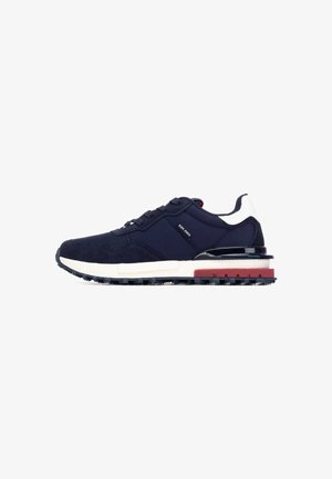 Zapatillas deportivas de marca navy con parte superior de ante y malla, detalles en blanco y rojo, gruesa entresuela blanca y suela exterior de goma negra texturizada. Diseño clásico de cordones.