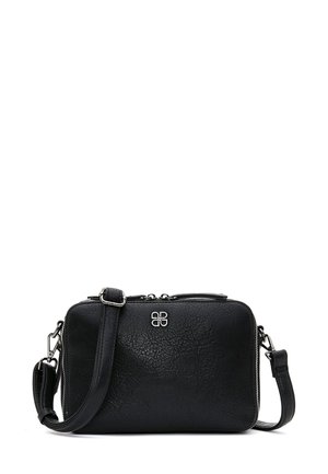 Borsa a tracolla nera in ecopelle con finitura testurizzata, chiusura con zip, tracolla regolabile e un accento del logo argentato sul davanti.