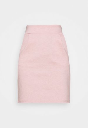 Jupe mini ajustée rose avec une texture lisse, une large taille et deux poches latérales. Design simple avec un ourlet droit.