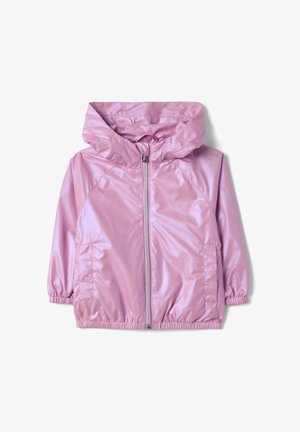 Coupe-vent pour enfants à capuche de couleur violet clair, avec une fermeture éclair à l'avant, deux poches latérales, des poignets et un ourlet élastiques, isolé sur fond blanc.