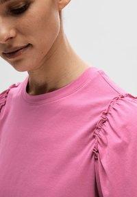 Selected Femme SLFPENELOPE RUFFLE TEE - Triko s potiskem - phlox pink