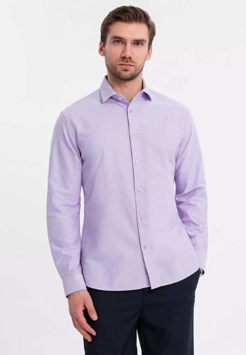 Camisa de manga larga de color púrpura claro con cuello abotonado y una textura suave; cuenta con botones en la parte delantera y un corte entallado.