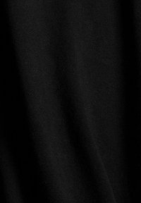 Zwart textiel met een glad, licht gestructureerd oppervlak, weergegeven in plooien, wat flexibiliteit en elasticiteit aangeeft. Geen zichtbare patronen of accenten.