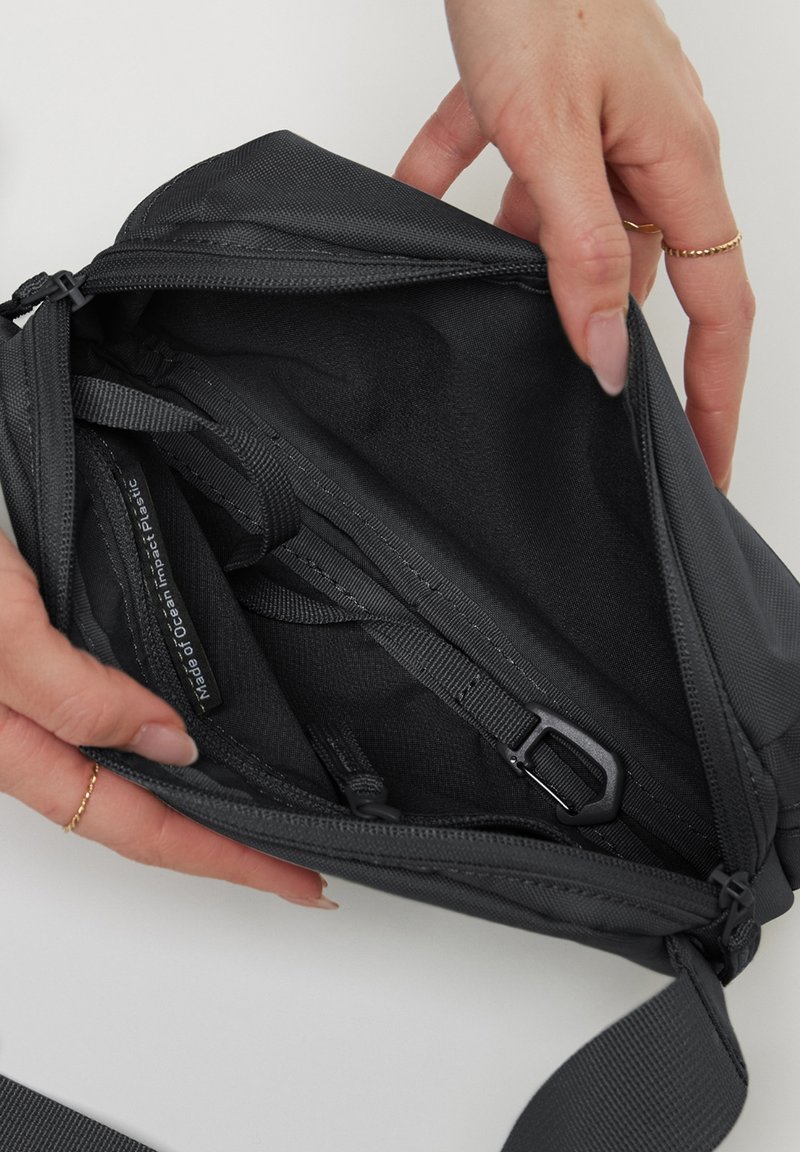 Peicees Borsa A Tracolla In Pelle PU Impermeabile – Piccola Zaino Donna Per Viaggi E Escursioni - 4