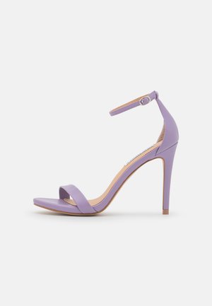 Lavendel åben tå højhælet sandal med ankelrem og spænde, slank stilet hæl, glat lædertekstur, sideprofil på hvid baggrund.
