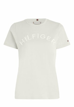 Witte T-shirt met korte mouwen en verhoogde "HILFIGER" letters op de borst en een klein vlaglogo op de linker mouw.