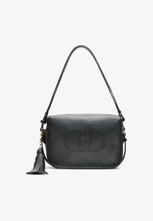Sac bandoulière en cuir noir avec une finition texturée, quincaillerie dorée et un accent de pompon frangé. Présente un design de logo perforé sur le devant.