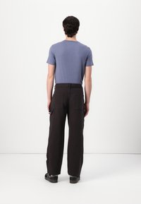 Tommy Jeans JAIMIE CARPENTER DOUBLE KNEE - Blugi carpenter - black