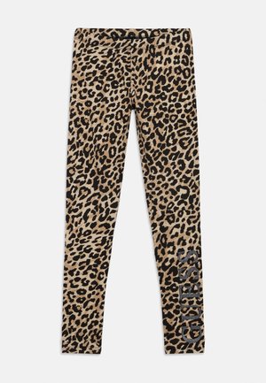 Leggings med leopardmønster i beige og svart stoff, med en glatt tekstur og en sølvfarget logo på siden. Tettsittende, elastisk design.