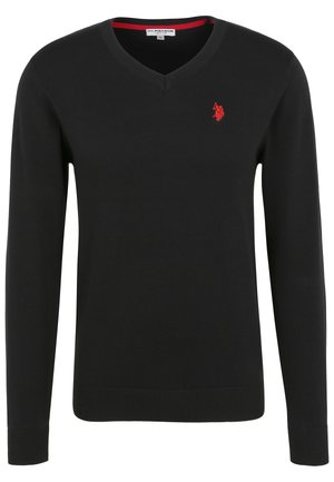 Schwarzer V-Ausschnitt-Pullover aus glattem Material, mit langen Ärmeln und einem gerippten Saum. Auf der linken Brust ist ein kleines rotes Logo zu sehen.
