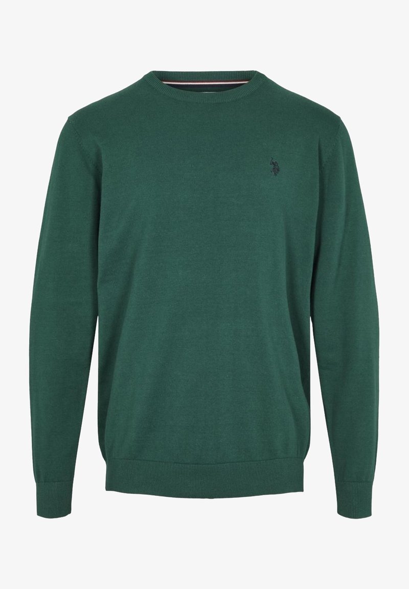 Zielony sweter dziany z okrągłym dekoltem, długimi rękawami, ściągaczami na mankietach oraz małym logo na piersi. Gładka faktura, casualowy design.