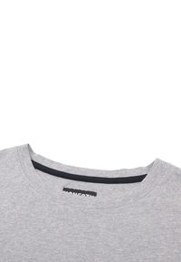 Grå bomulds t-shirt med rund halsudskæring. Har en sort detalje langs halsudskæringen og et mærke med ordet "ÆRLIGHED" indeni.
