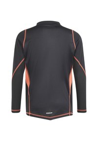 Langarm sportshirt in zwart met oranje accenten, met een textuurstof en contrasterende naden, gemarkeerd met "AEROREADY" aan de onderkant.