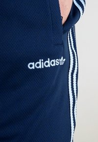 adidas Originals PINTUCK PANT - Treniņtērpa apakšdaļas - night indigo