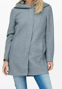 Abrigo gris con capucha, hecho de tela texturizada, con una silueta recta, bolsillos laterales y diseño minimalista. Mangas largas y sin cierres visibles.