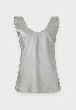 Srebrna satynowa bluzka bez rękawów z szerokim dekoltem w kształcie litery V i lekko rozszerzanym dołem. Gładka tekstura z minimalną ilością szwów i prostym fasonem.