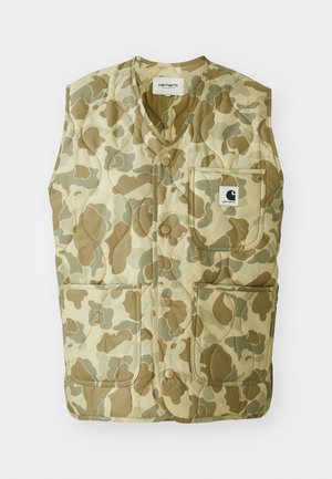 Kamuflage-mønstret vest med en quiltet design, der har v-udskæring, fire lommer og et mærke med et logo. Materialerne er holdbare og lette.