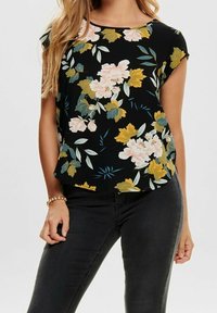 Haut noir à motifs floraux avec manches courtes, col rond, et motifs colorés de fleurs roses et jaunes avec des feuilles vertes, tissu lisse.