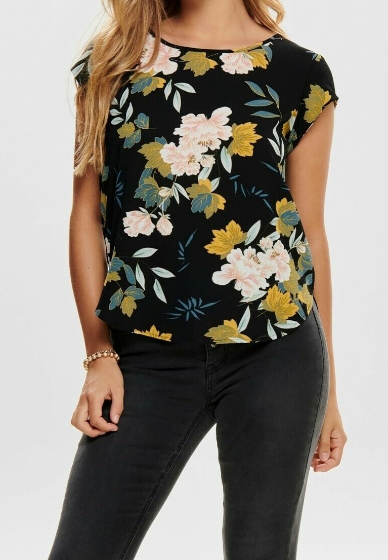 Haut noir à motifs floraux avec manches courtes, col rond, et motifs colorés de fleurs roses et jaunes avec des feuilles vertes, tissu lisse.