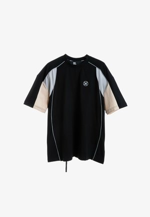 Camiseta negra de manga corta, con acentos en gris claro y beige, diseño de costura curva, y un logo en el pecho. Tejido texturizado con cordón.