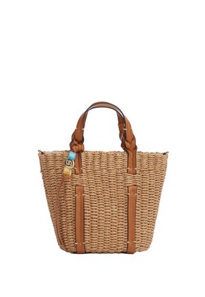 Geflochtene Strohtasche mit hellbraunen Ledergriffen und Riemen, mit drei bunten dekorativen Anhängern, die an einem Griff hängen.