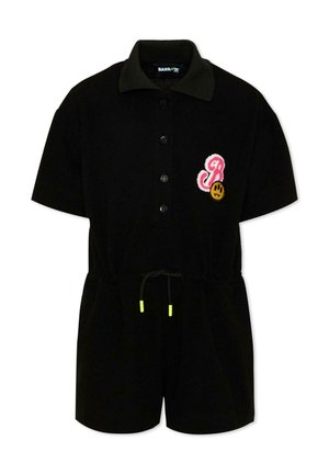 Czarny krótki kombinezon z krótkim rękawem, kołnierzykiem, plisą na guziki, ściągaczem w talii, różową naszywką z literą „B” i żółtą naszywką z uśmiechniętą buźką na lewej stronie klatki piersiowej.