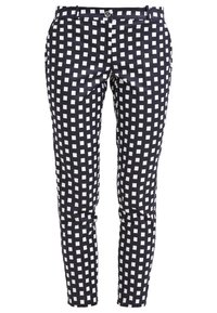 Pantaloni navy con un motivo a quadri bianchi, caratterizzati da un design aderente, una texture liscia, passanti per cintura e una chiusura con zip e bottone.