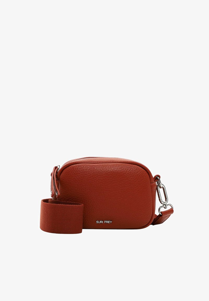 Borsa a tracolla in pelle rossa con finitura testurizzata, forma ovale, chiusura con zip, tracolla in tessuto regolabile e dettagli in metallo argentato.