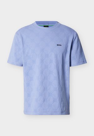T-shirt bleu clair à manches courtes avec un motif subtil de balles de tennis en relief et un petit logo "BOSS" noir sur le côté gauche de la poitrine.