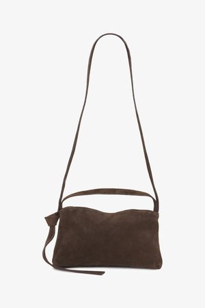 Tamnosmeđa torba za rame od antilopa s dugim remenom i malim čvorom sa strane, pravokutnog oblika s lagano zakrivljenim gornjim rubom.