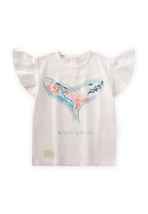 Weißes Baumwoll-T-Shirt mit flatterhaften Ärmeln, das ein Herzdesign mit Korallen- und Fischgrafiken zeigt, sowie den Text "die Königin des Ozeans."
