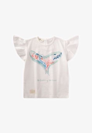Balta medvilninė marškinėliai su pūkuotomis rankovėmis, kuriuose pavaizduotas širdies dizainas su koraliniais ir žuvų grafika, ir užrašas "Vandenyno karalienė."