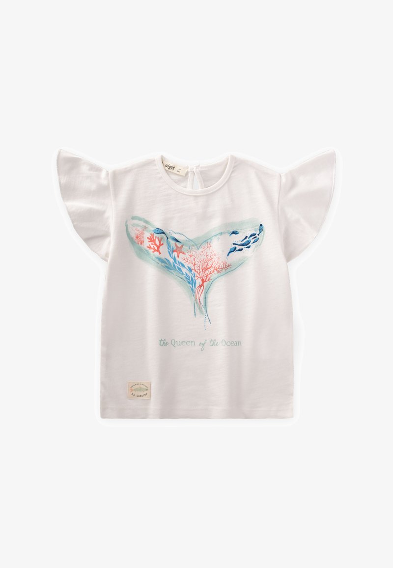 Camiseta blanca de algodón con mangas acampanadas, que presenta un diseño de corazón con gráficos de coral y peces, y un texto que dice "la Reina del Océano".