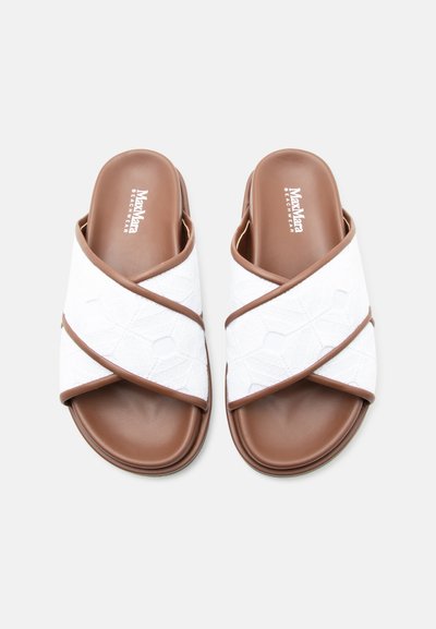 Σανδάλια με επίπεδη σόλα, καφέ πάτους και λευκές σταυρωτές ραμμένες λουρίδες, με την επωνυμία «MaxMara Beachwear» στην εσωτερική σόλα.