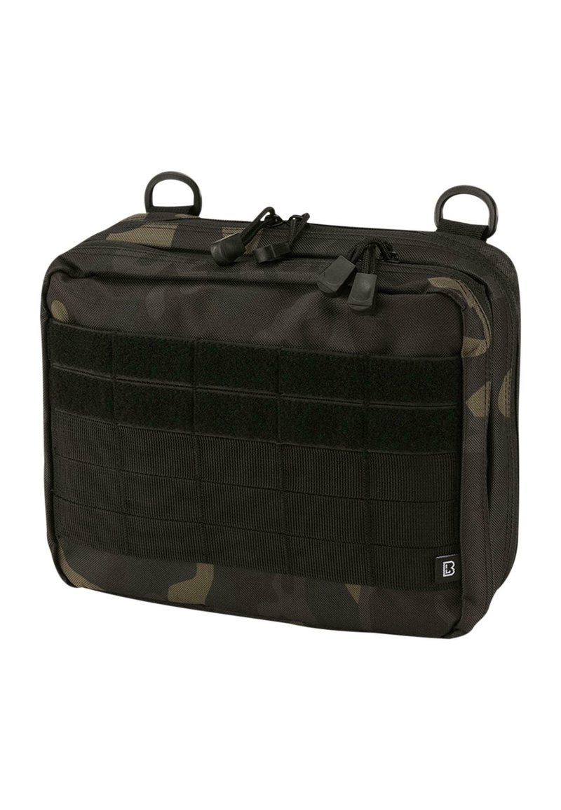 Bolsa táctica de camuflaje negro con cierres de cremallera, múltiples correas de webbing en la parte frontal y dos asas de transporte en la parte superior.