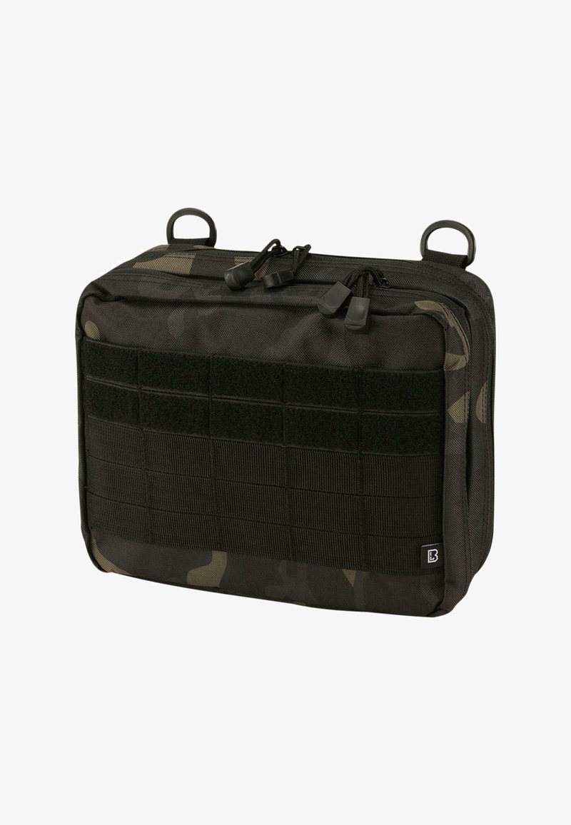 Musta maastokuvioinen taktinen pussi vetoketjukiinnityksillä, useita naruhihnoja edessä ja kaksi ylhäällä olevaa kantokahvaa.