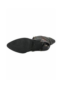 Stivaletto nero con tacco alto, suola a motivo floreale, chiusura con zip e cuciture colorate. Design a punta con accenti testurizzati.