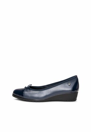 Zapato de cuña para mujer en azul marino con punta y tacón de charol, pequeño lazo decorativo y suela acolchada para mayor comodidad.
