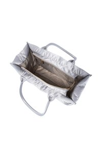 Jasnoszara torba na ramię z nylonu z wyściełanym zewnętrzem, wyposażona w podwójne uchwyty, zapinaną na zamek kieszeń wewnętrzną oraz podszewkę z wzorem logo.